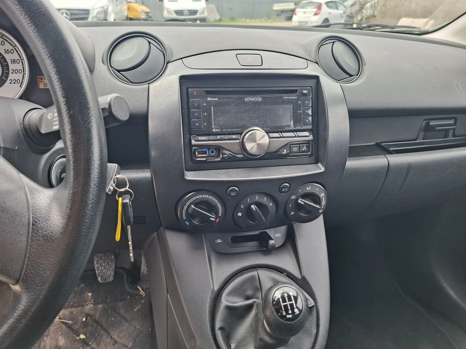 Mazda 2, снимка 10 - Автомобили и джипове - 54213666