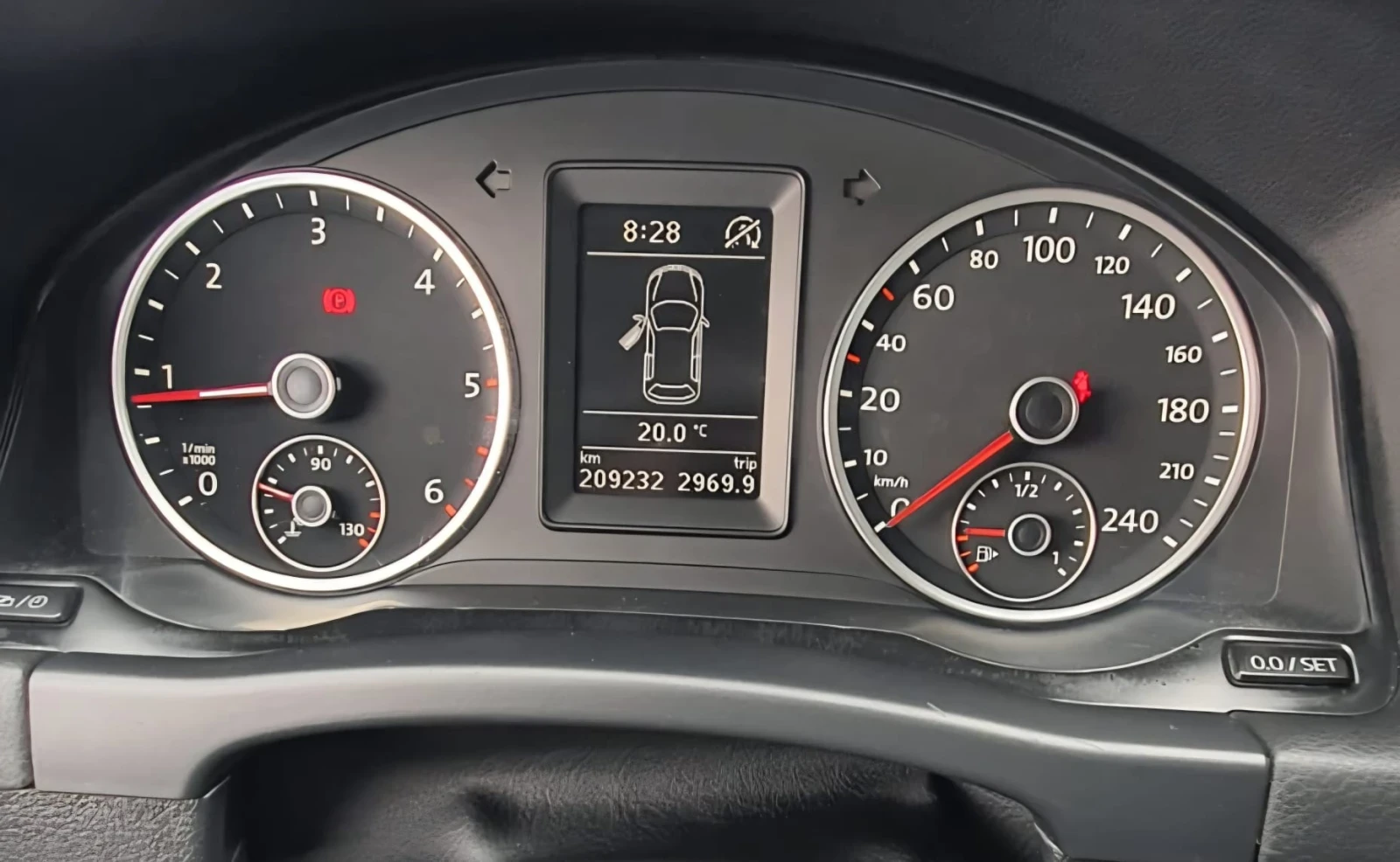 VW Tiguan 2.0 TDI BlueMotion FaceLift, снимка 13 - Автомобили и джипове - 54636949
