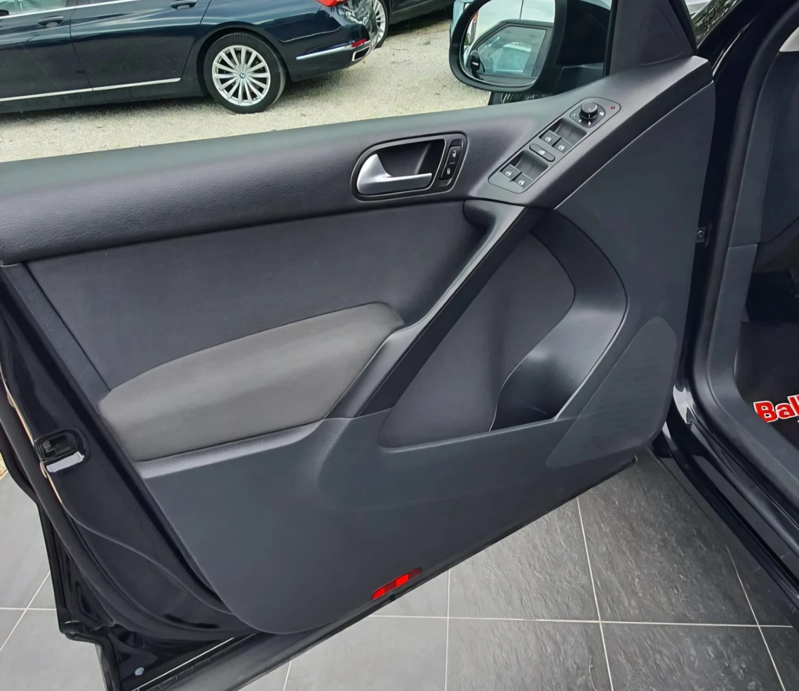 VW Tiguan 2.0 TDI BlueMotion FaceLift, снимка 11 - Автомобили и джипове - 54636949