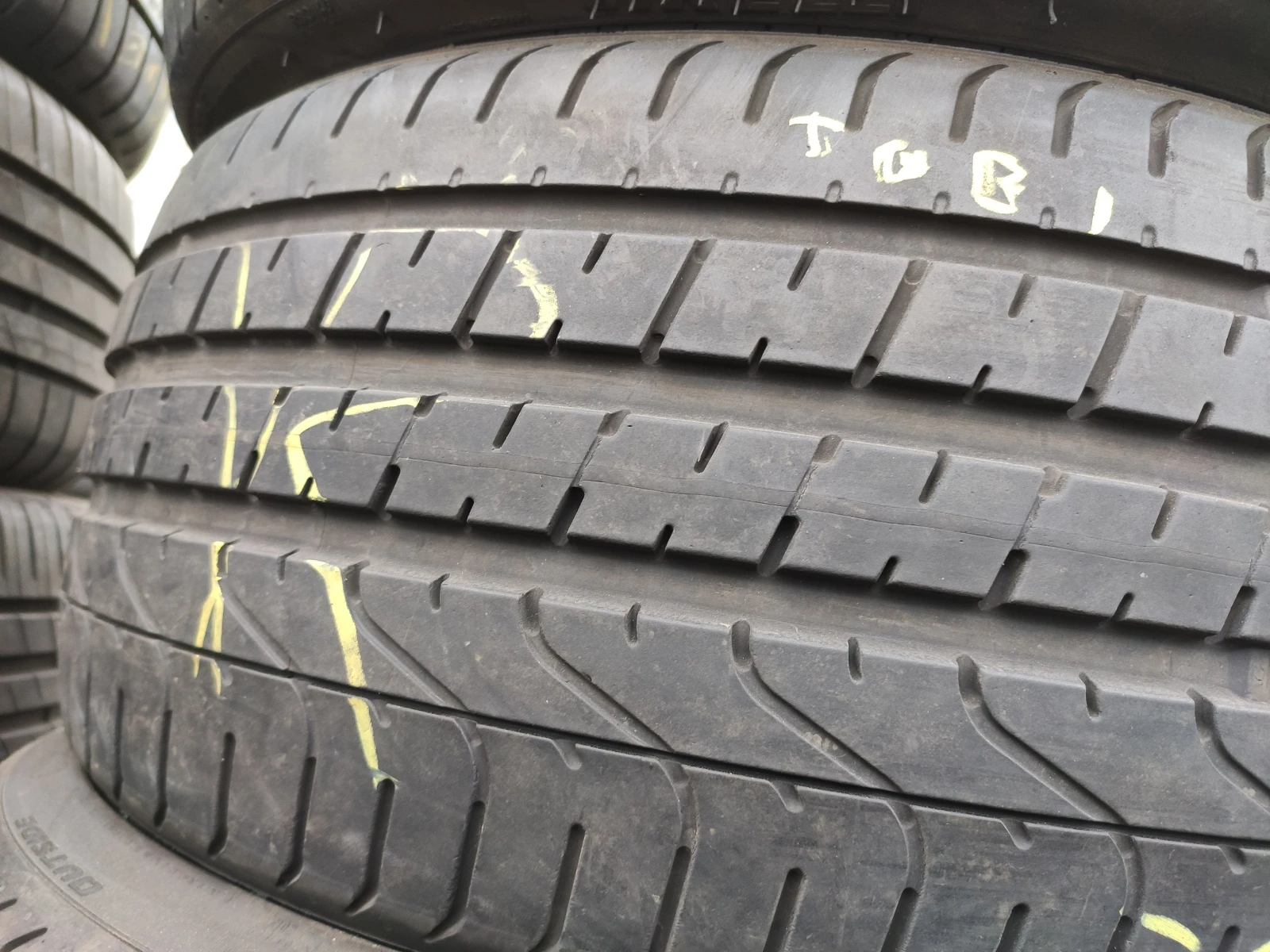 Гуми Летни 235/35R19, снимка 2 - Гуми и джанти - 55272491