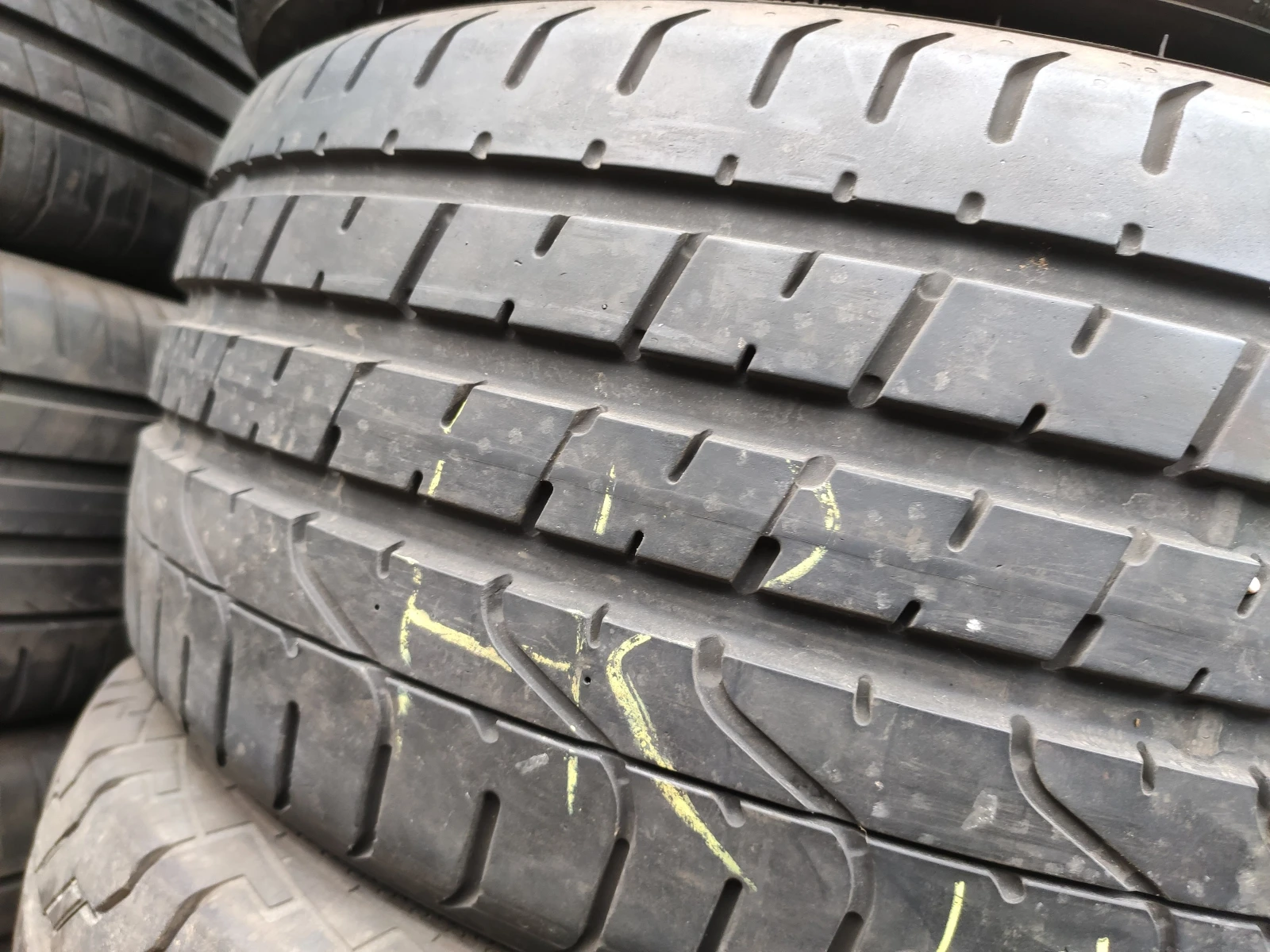 Гуми Летни 235/35R19, снимка 4 - Гуми и джанти - 55272491