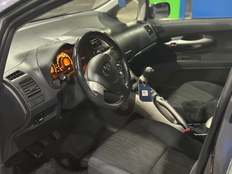 Toyota Auris 1.4D4D, снимка 6 - Автомобили и джипове - 48496557