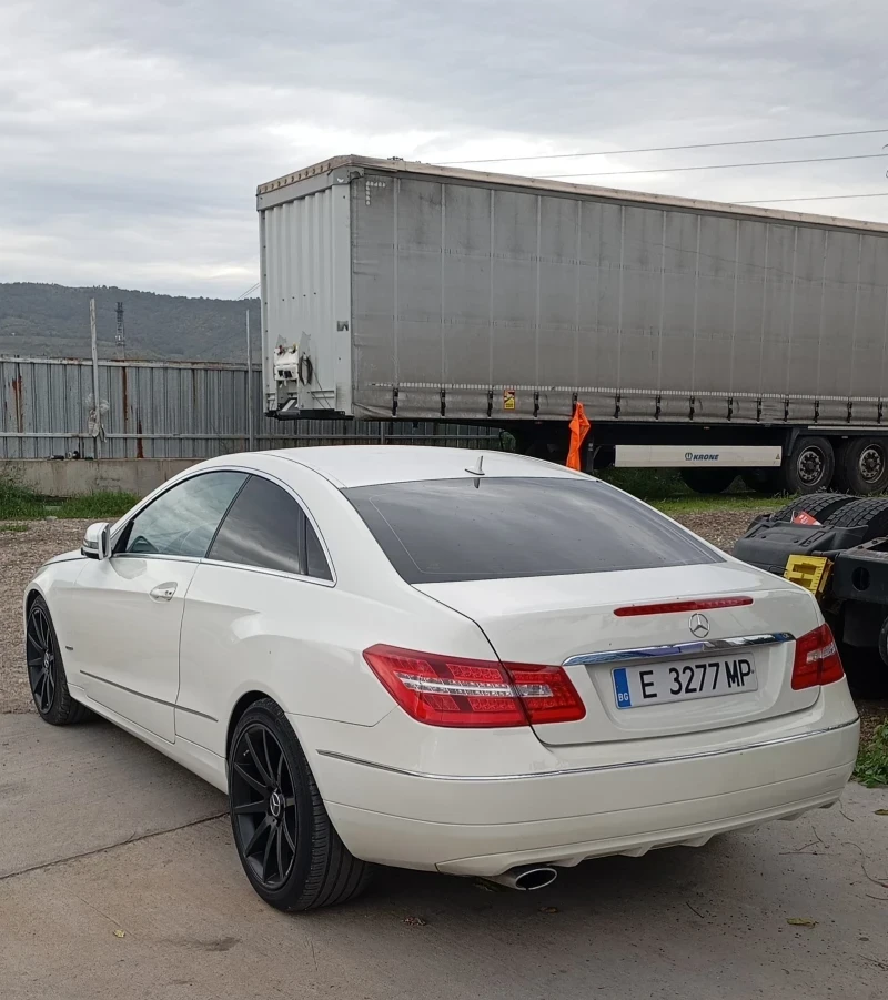 Mercedes-Benz E 220 coupe, снимка 5 - Автомобили и джипове - 47783405