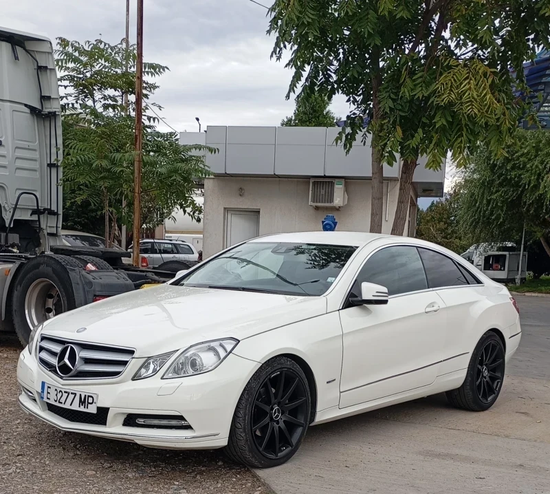 Mercedes-Benz E 220 coupe, снимка 1 - Автомобили и джипове - 47783405