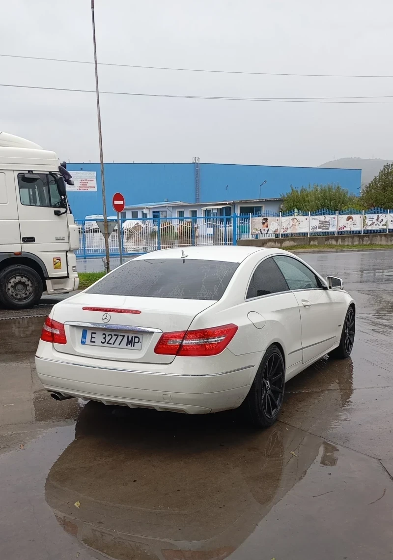 Mercedes-Benz E 220 coupe, снимка 4 - Автомобили и джипове - 47783405