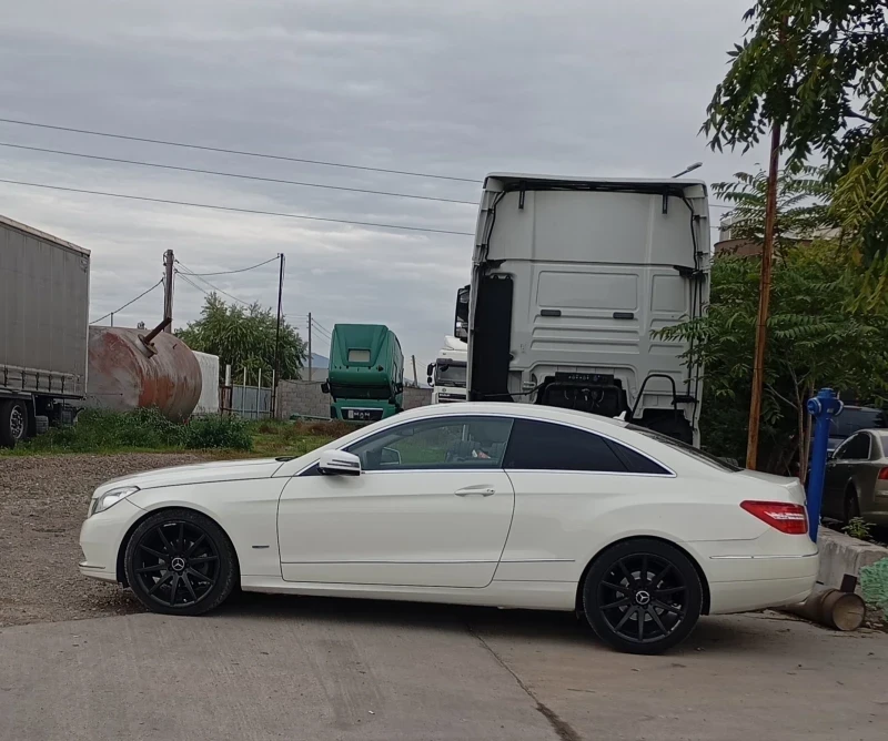 Mercedes-Benz E 220 coupe, снимка 3 - Автомобили и джипове - 47783405