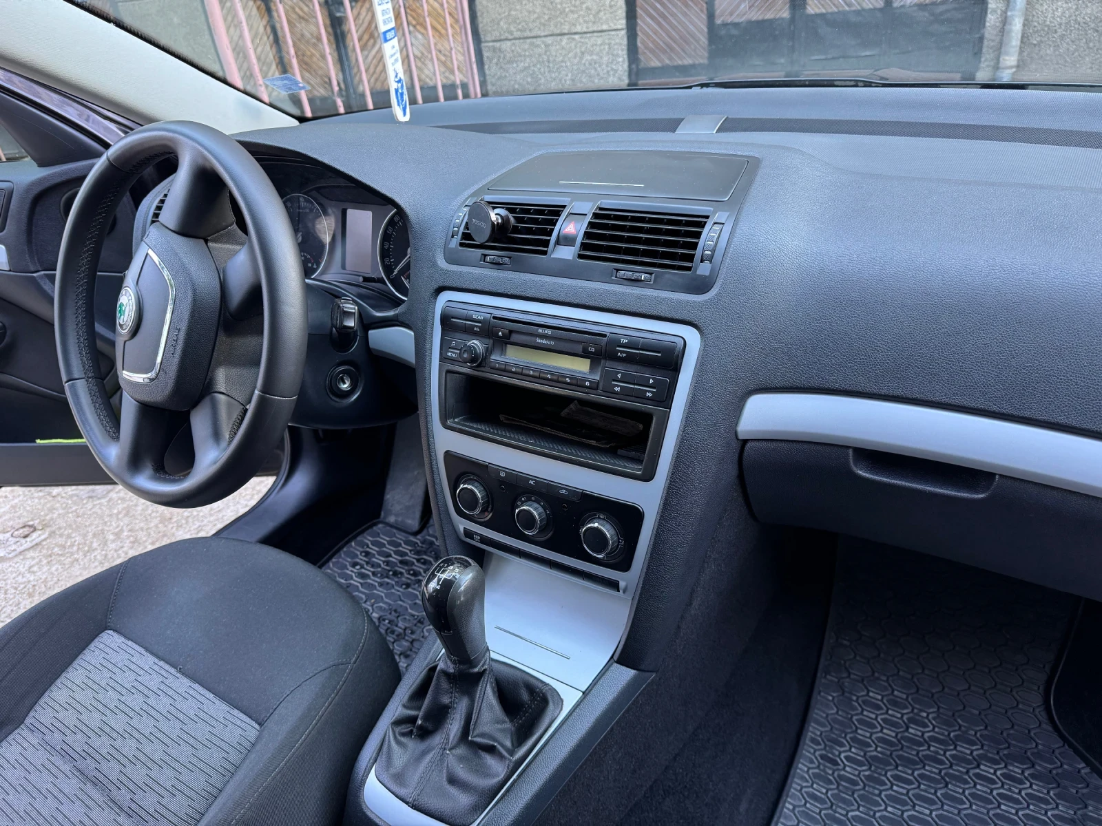 Skoda Octavia 1.6mpi, снимка 11 - Автомобили и джипове - 55051574