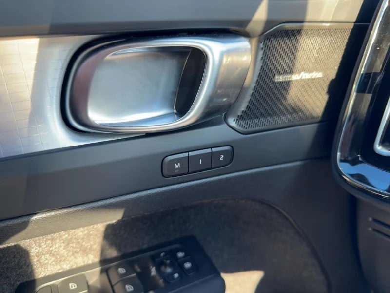 Volvo XC40 B4-PLUS/197HP/LED/CAM/NAVI/H&K/KLESS/AMBI/173g, снимка 12 - Автомобили и джипове - 51442097