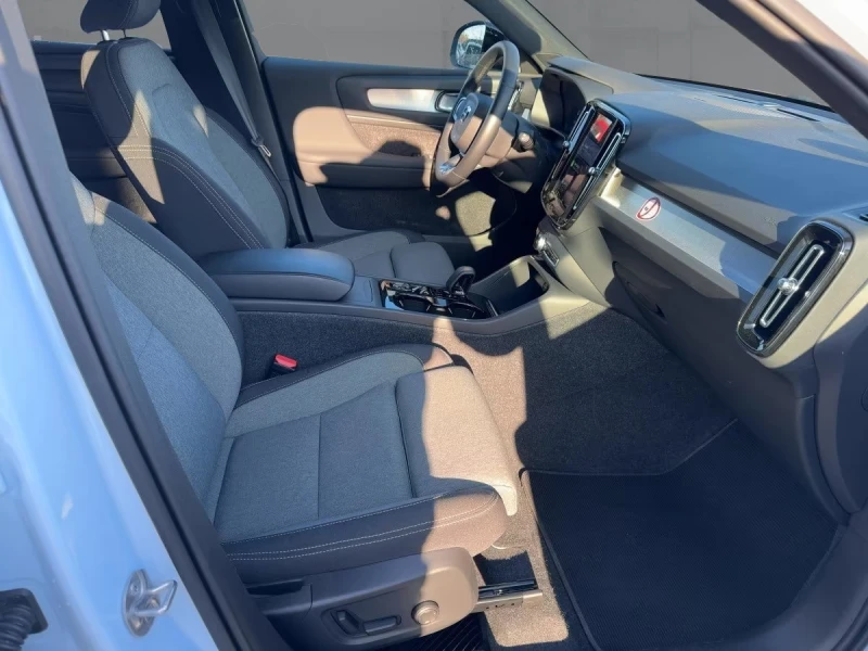 Volvo XC40 B4-PLUS/197HP/LED/CAM/NAVI/H&K/KLESS/AMBI/173g, снимка 11 - Автомобили и джипове - 51442097