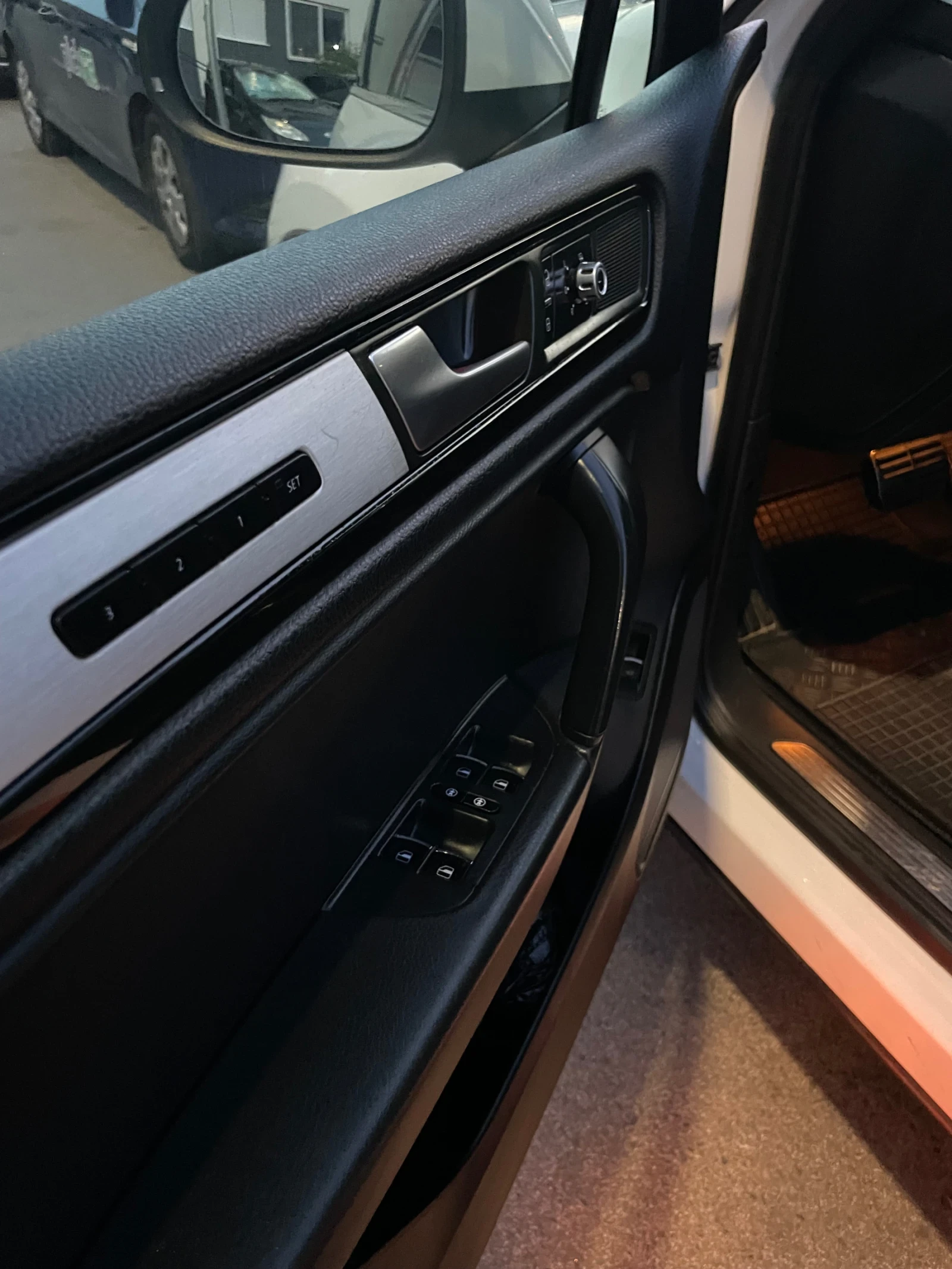 VW Touareg, снимка 12 - Автомобили и джипове - 55393664