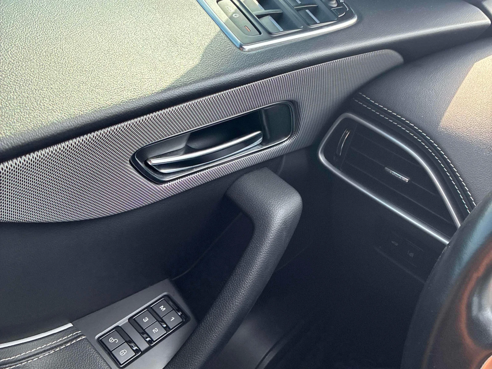 Jaguar F-PACE  S* Pano* Back cam* Distronic* HUD* Обдух* , снимка 13 - Автомобили и джипове - 55561634