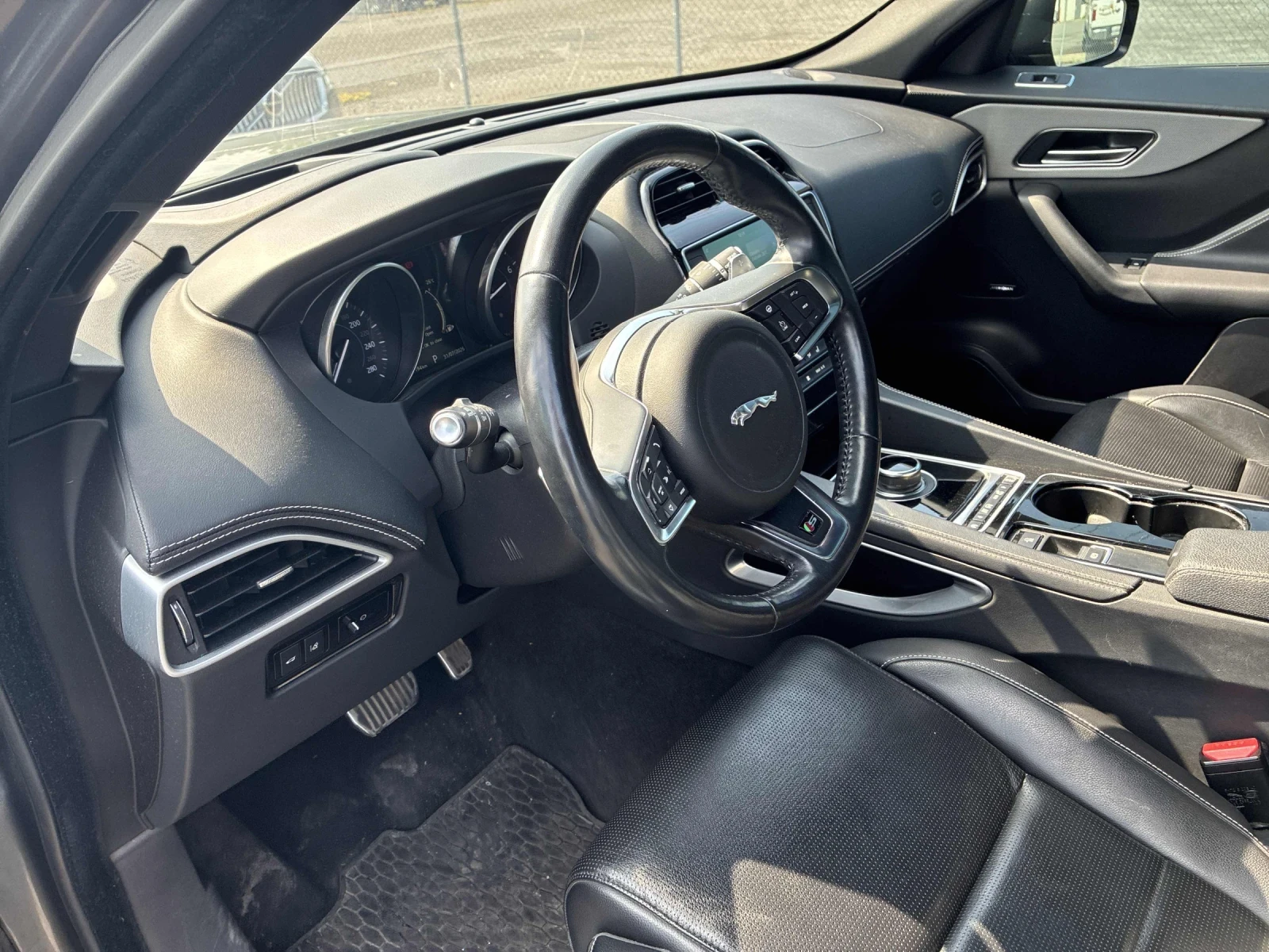 Jaguar F-PACE  S* Pano* Back cam* Distronic* HUD* Обдух* , снимка 8 - Автомобили и джипове - 55561634