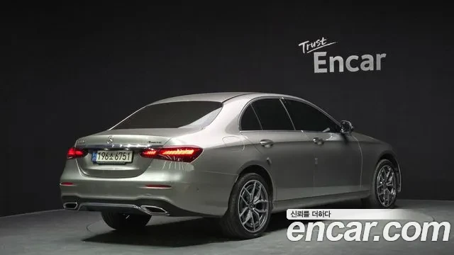 Mercedes-Benz E 220 4MATIC AMG Line, снимка 3 - Автомобили и джипове - 54098740