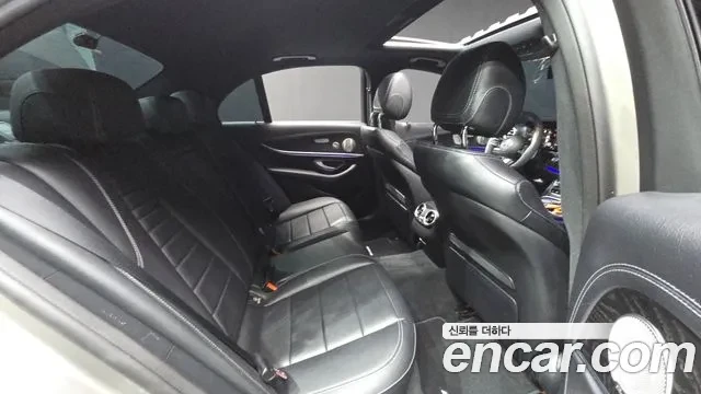 Mercedes-Benz E 220 4MATIC AMG Line, снимка 15 - Автомобили и джипове - 54098740
