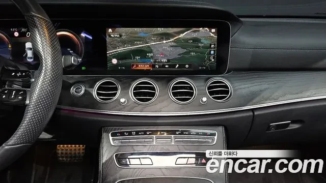 Mercedes-Benz E 220 4MATIC AMG Line, снимка 11 - Автомобили и джипове - 54098740