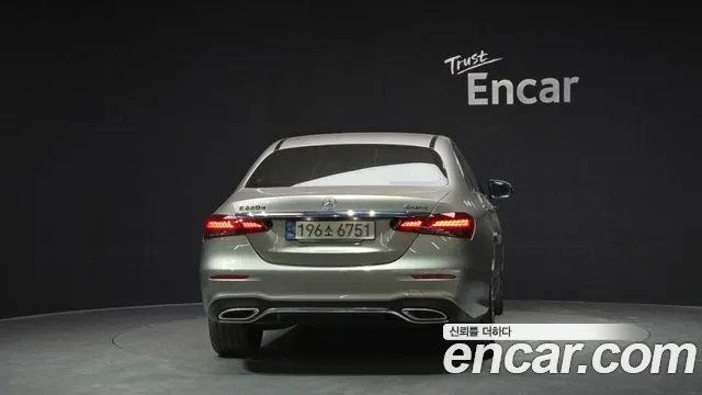 Mercedes-Benz E 220 4MATIC AMG Line, снимка 4 - Автомобили и джипове - 54098740