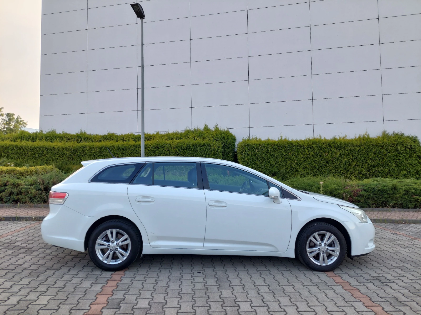 Toyota Avensis 2.0 i* AUTOMATIC* ШВЕИЦАРИЯ - изображение 8