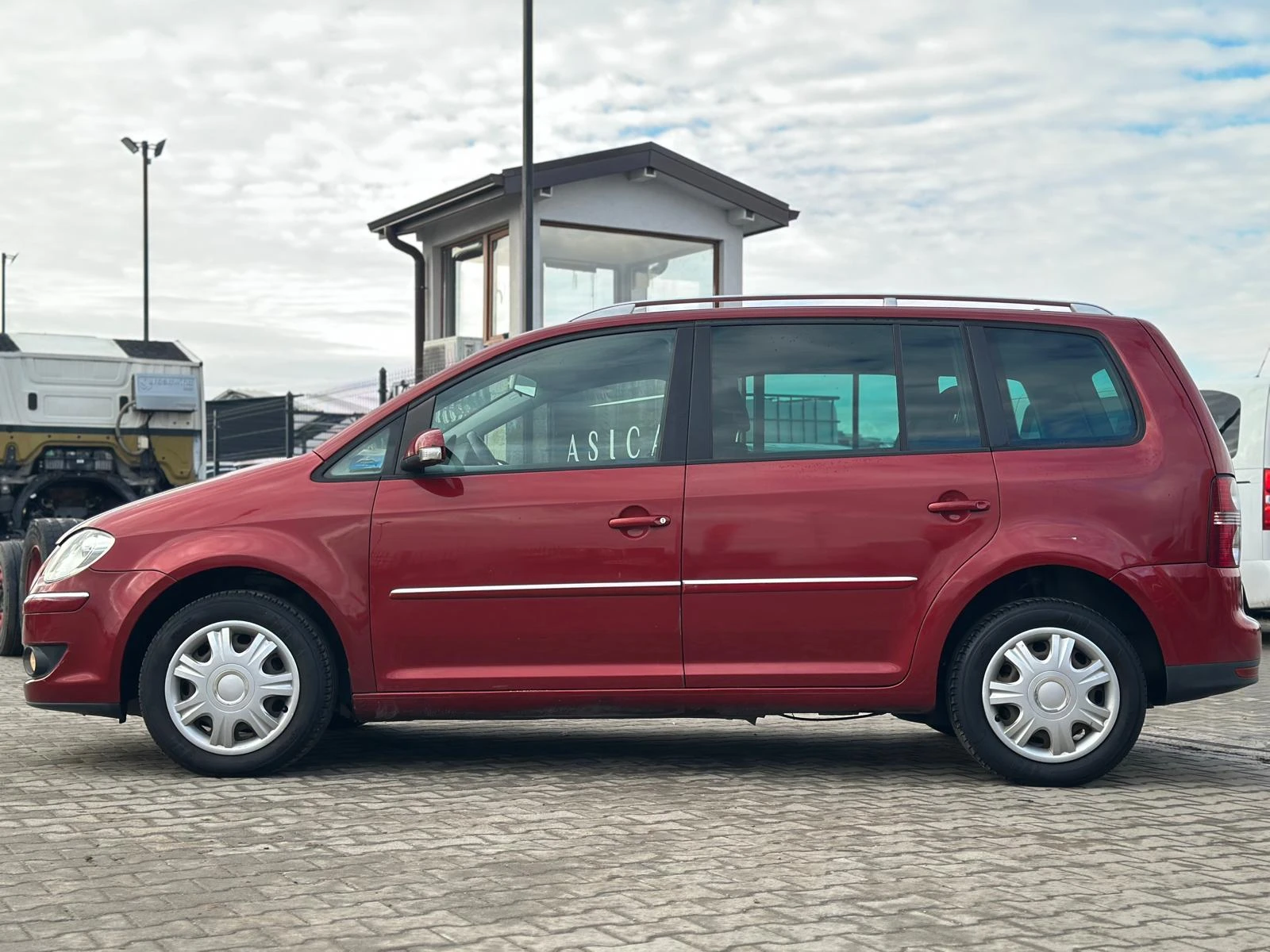 VW Touran / 2.0TDI / 6+ 1 /  - изображение 2