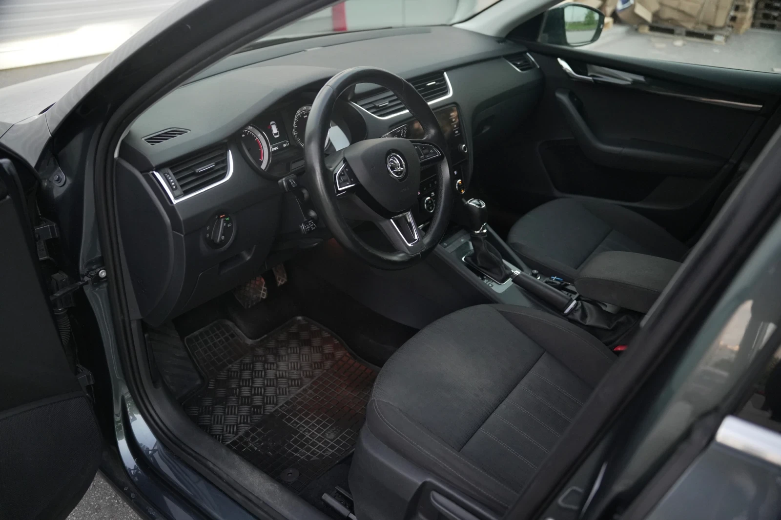 Skoda Octavia 1.5 TSI DSG * Подгрев* Keyless* Сервизна история, снимка 8 - Автомобили и джипове - 54763070