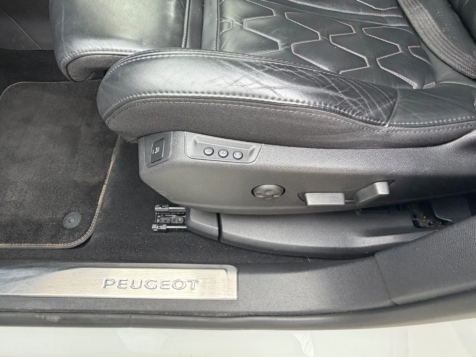 Peugeot 3008 2.0 HDI 180 к.с GT- Line- 360 камери, масаж , снимка 8 - Автомобили и джипове - 56322756
