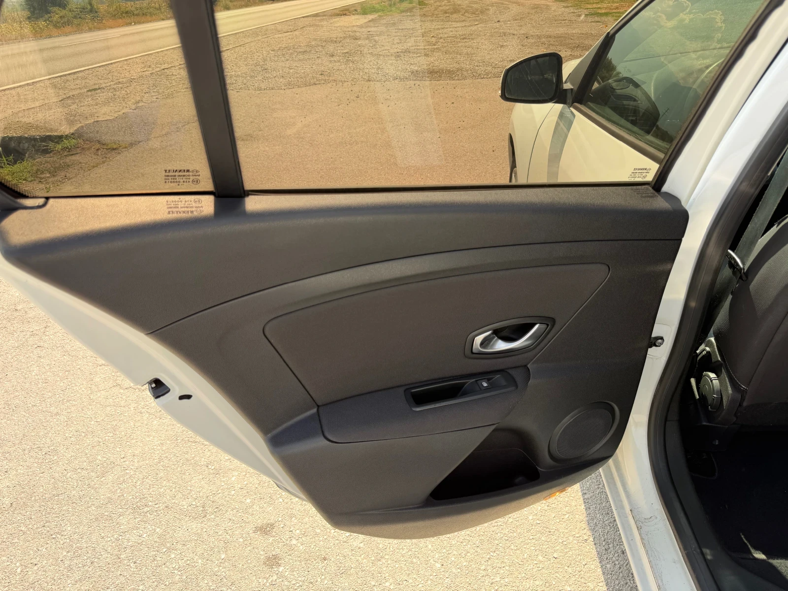 Renault Megane 1.5DCI, снимка 8 - Автомобили и джипове - 56355597