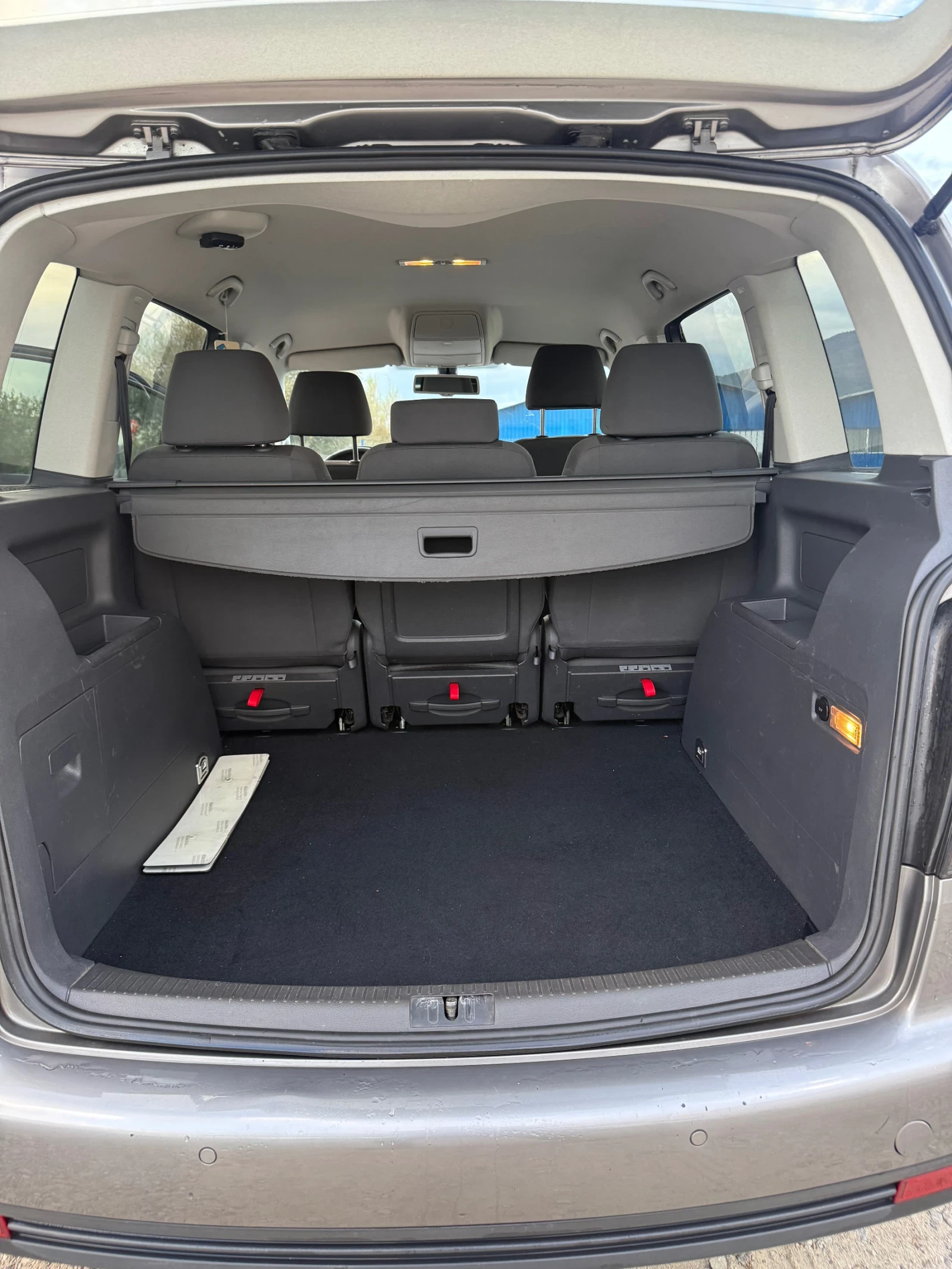 VW Touran 1.9TDI* 6ск.* ЛИЗИНГ, снимка 15 - Автомобили и джипове - 56726422