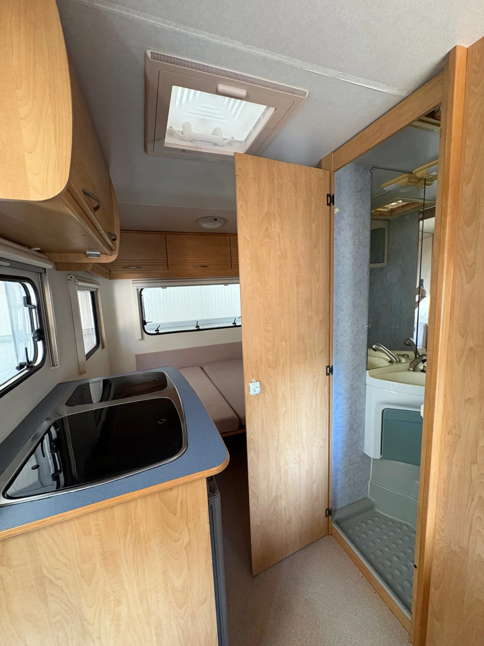 Каравана Caravelair Antares Lux 425, снимка 9 - Каравани и кемпери - 55427858