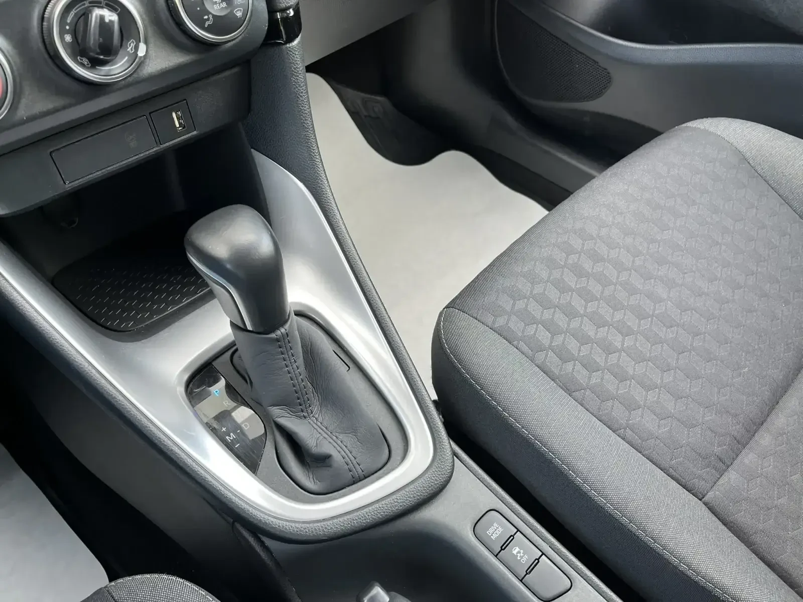 Toyota Yaris 1.5 VVT-i 125 к.с Automatic в Гаранция! - изображение 10