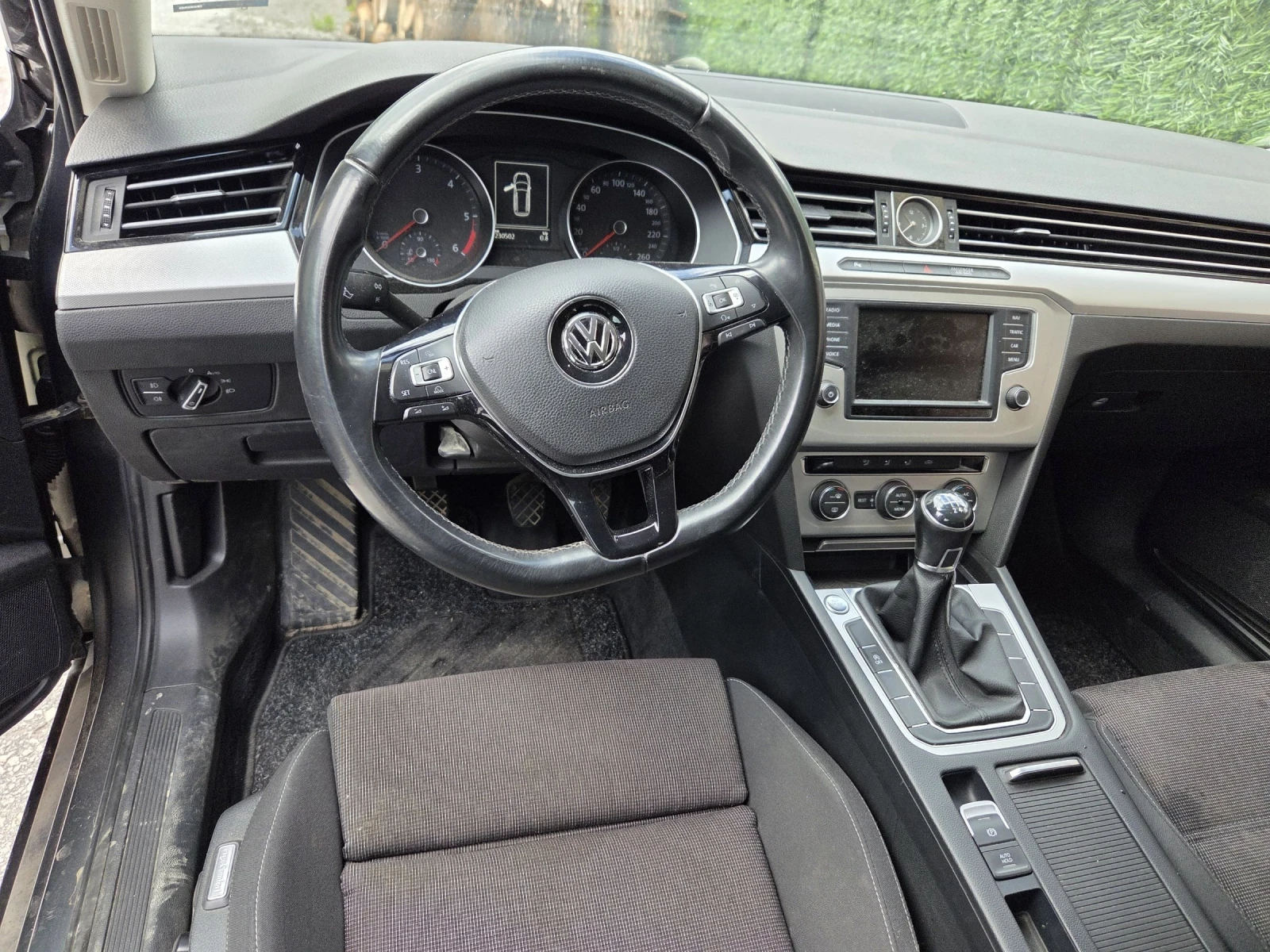 VW Passat 1.6 TDI, снимка 5 - Автомобили и джипове - 53446789