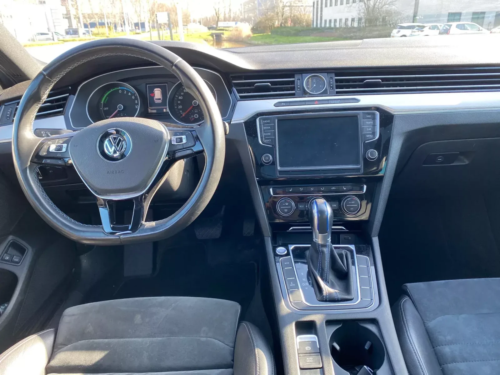 VW Passat /1.4PHEV/218HP/LED/PANO/NAVI/CAM/GTE/HIGHLINE, снимка 8 - Автомобили и джипове - 53907811