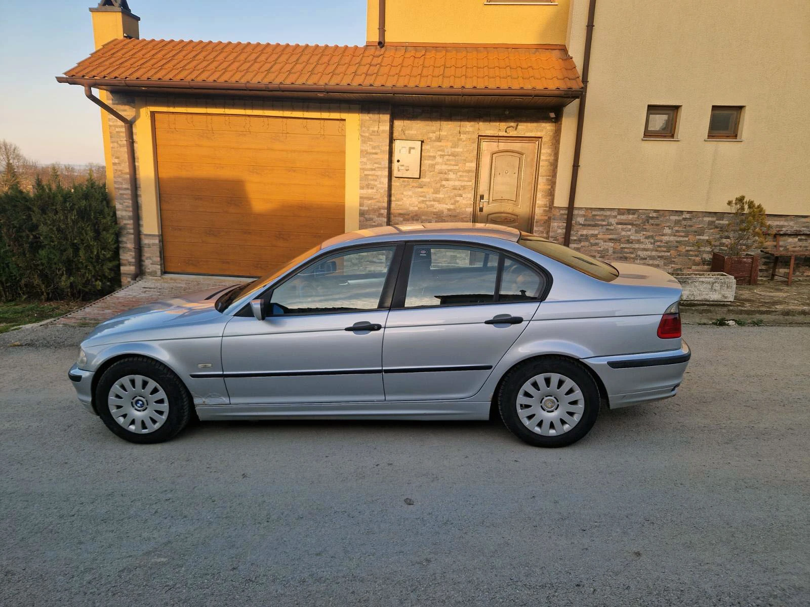 BMW 320 Touchscreen* CAR PLAY* ANDROID* CAMERA, снимка 2 - Автомобили и джипове - 54138158