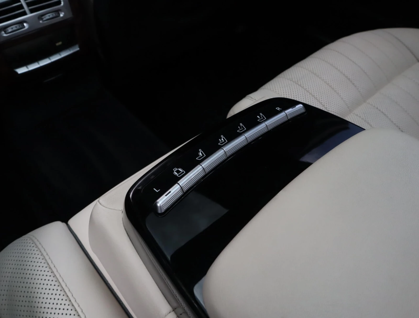 Mercedes-Benz S 500 4Matic/Designo/Harman Kardon/Алкантар/Шибедах/Nigh, снимка 13 - Автомобили и джипове - 54743044
