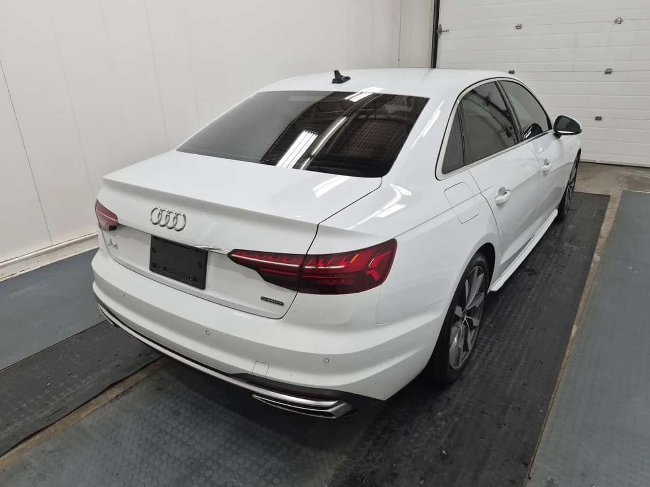 Audi A4 PROGRESSIV /DISTRONIC/LED/ШИБИДАХ/АВТОКРЕДИТ, снимка 3 - Автомобили и джипове - 55076327