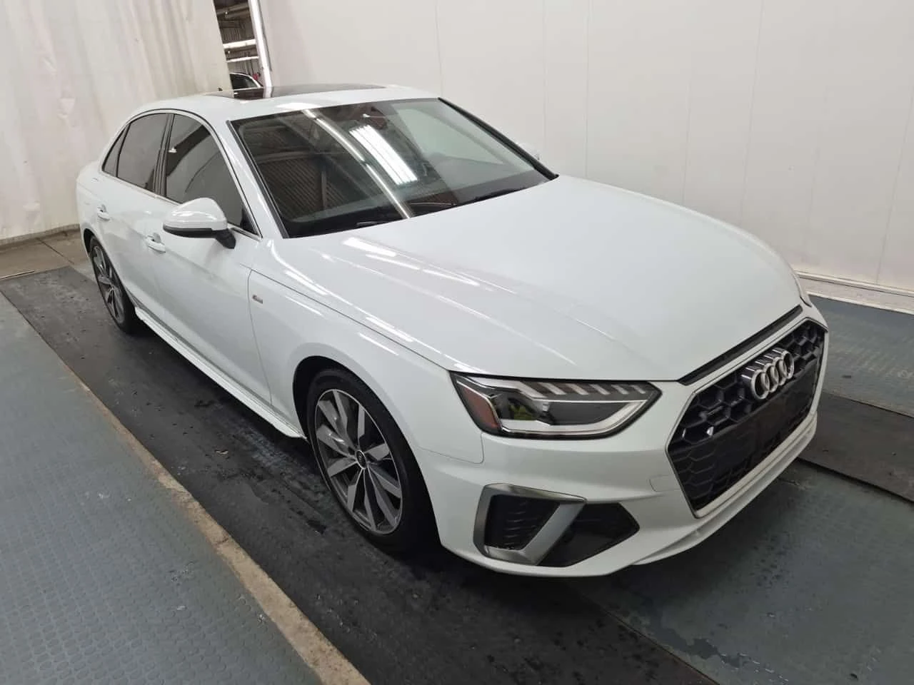 Audi A4 PROGRESSIV /DISTRONIC/LED/ШИБИДАХ/АВТОКРЕДИТ, снимка 2 - Автомобили и джипове - 55076327