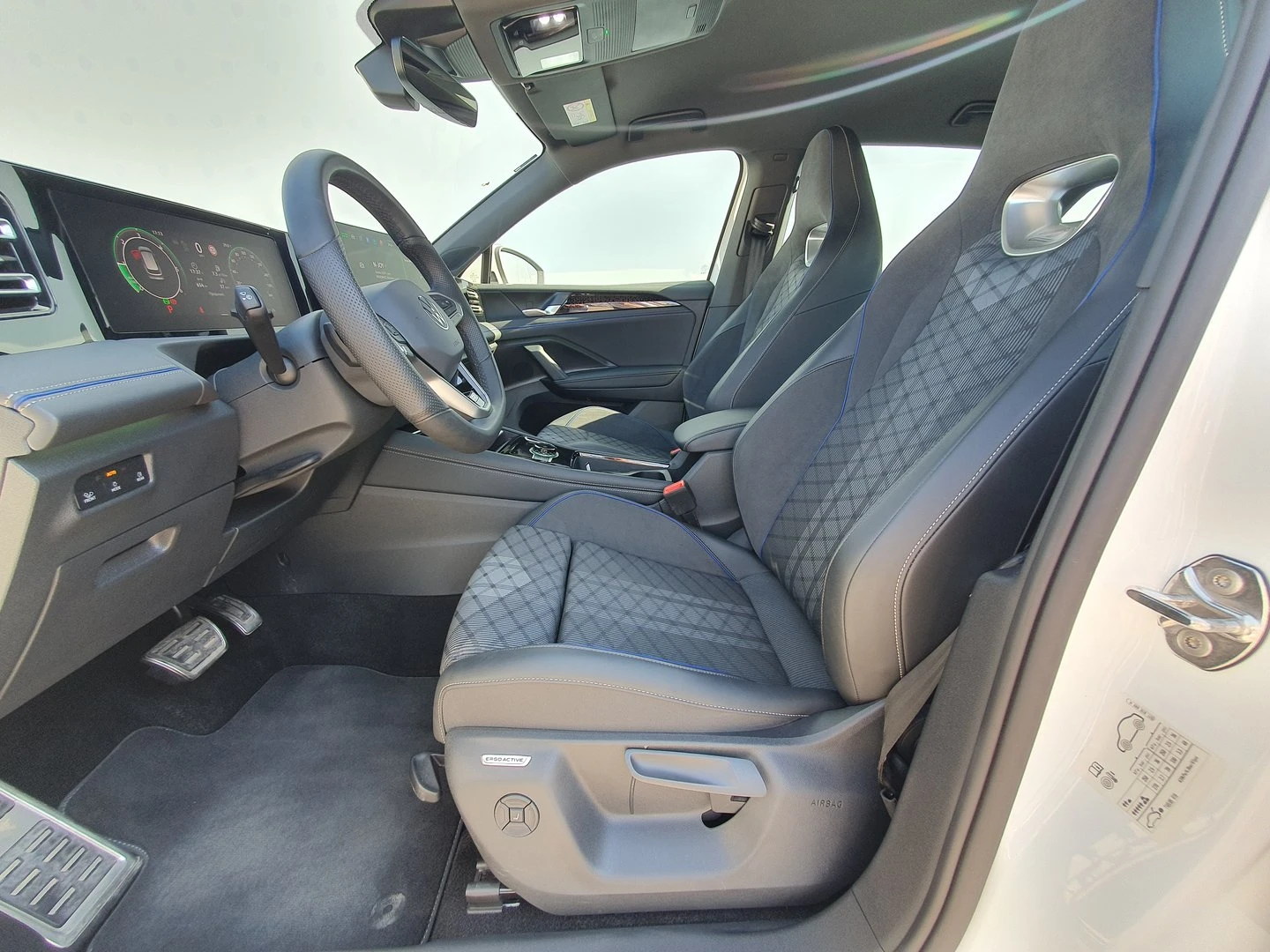 VW Tiguan R-Line 2.0 TDI SCR 4MOTION DSG - изображение 4