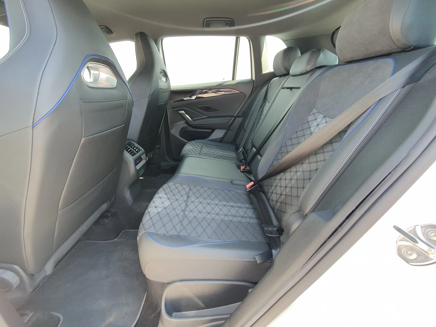 VW Tiguan R-Line 2.0 TDI SCR 4MOTION DSG - изображение 5