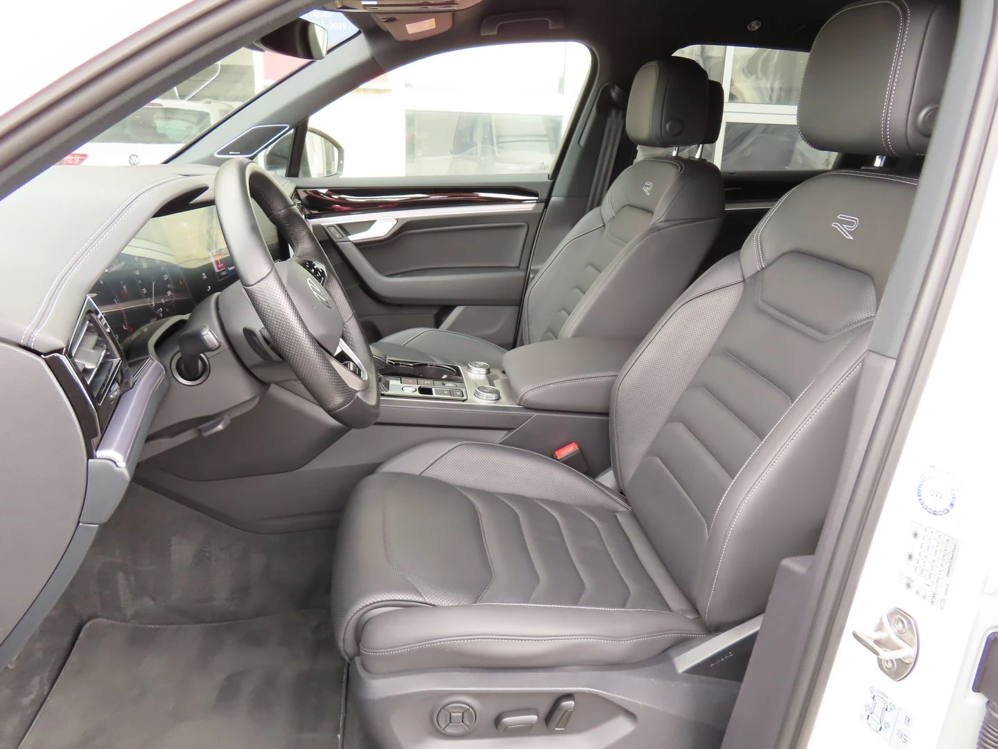VW Touareg R-Line 3.0 V6 TDI SCR 4MOTION - изображение 6