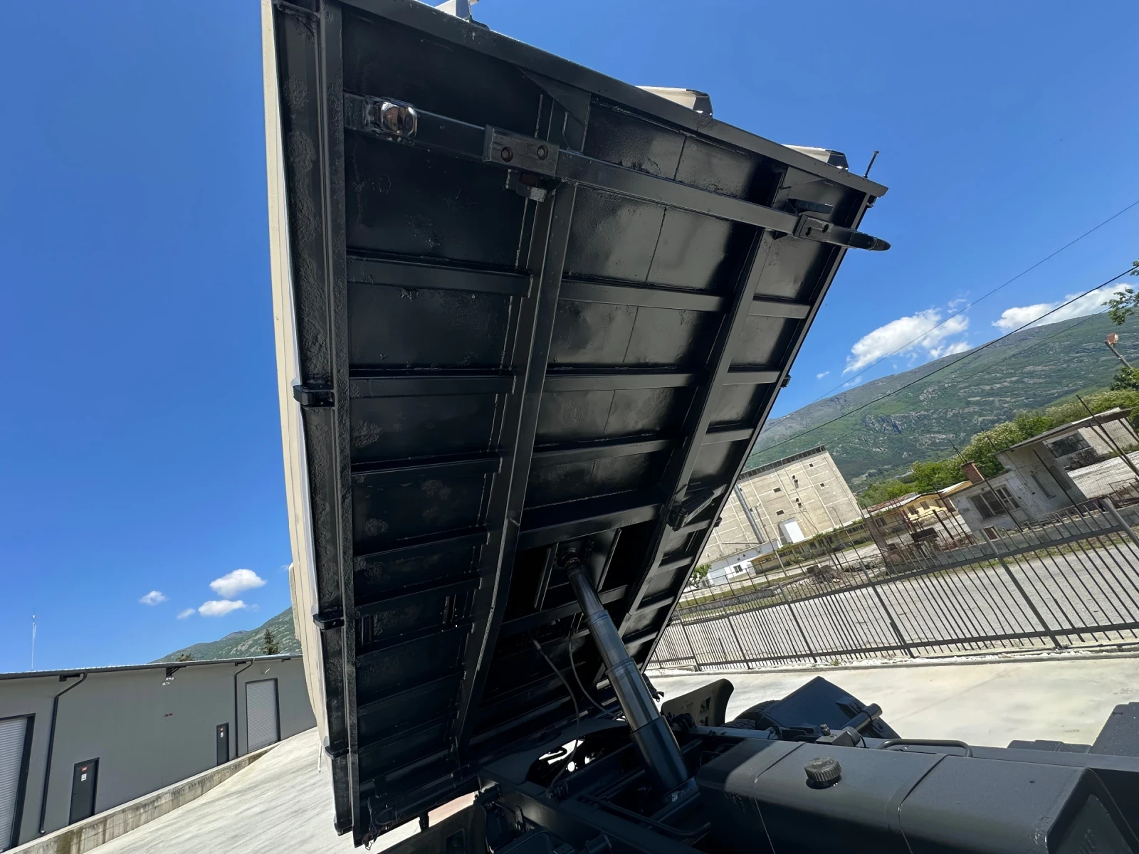 Iveco Eurocargo 120E24* Тристранен самосвал* 4.20м* 11990кг.*  - изображение 9