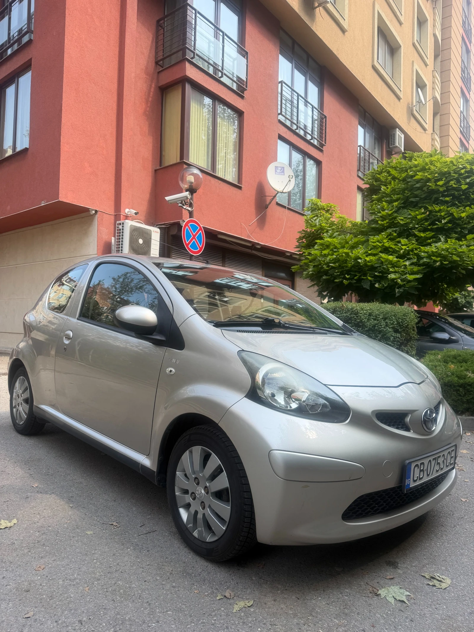 Toyota Aygo 1.0i, снимка 2 - Автомобили и джипове - 55815955
