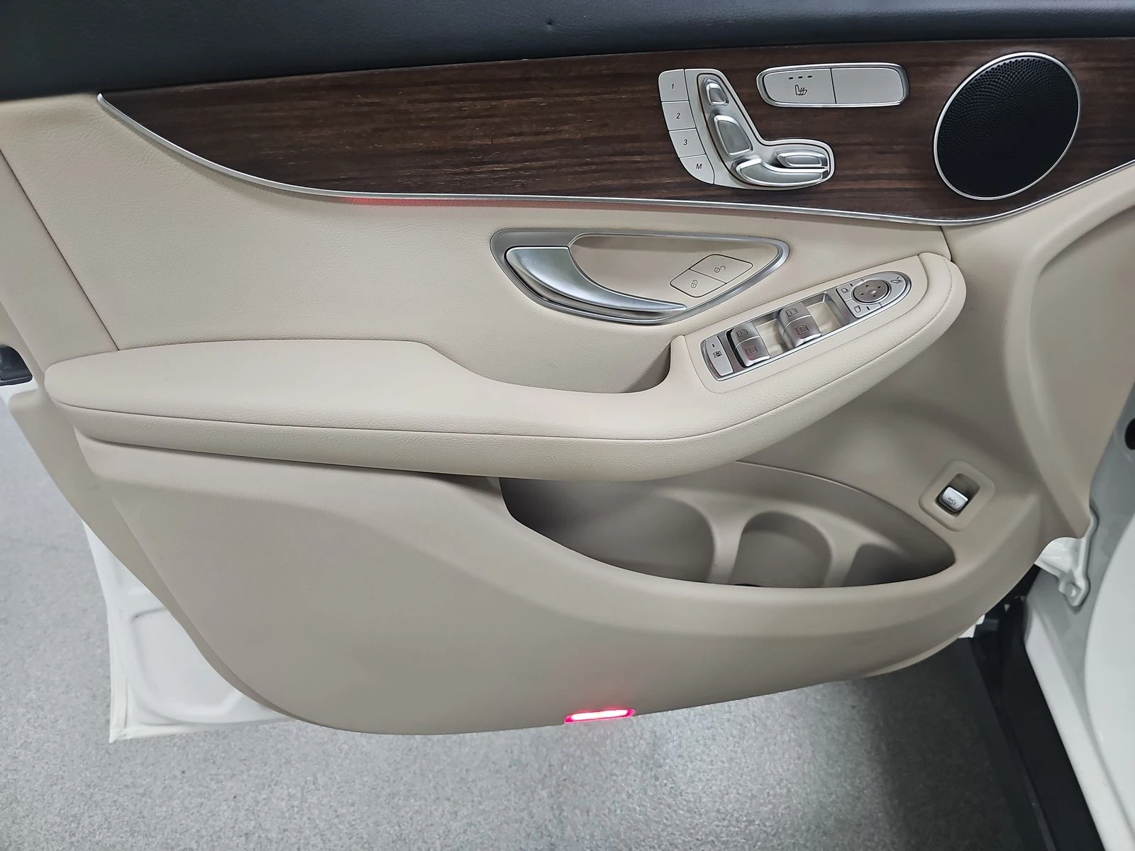 Mercedes-Benz GLC 300 KEYLESS/PANO/NAVI/ПОДГРЕВ/ - изображение 7