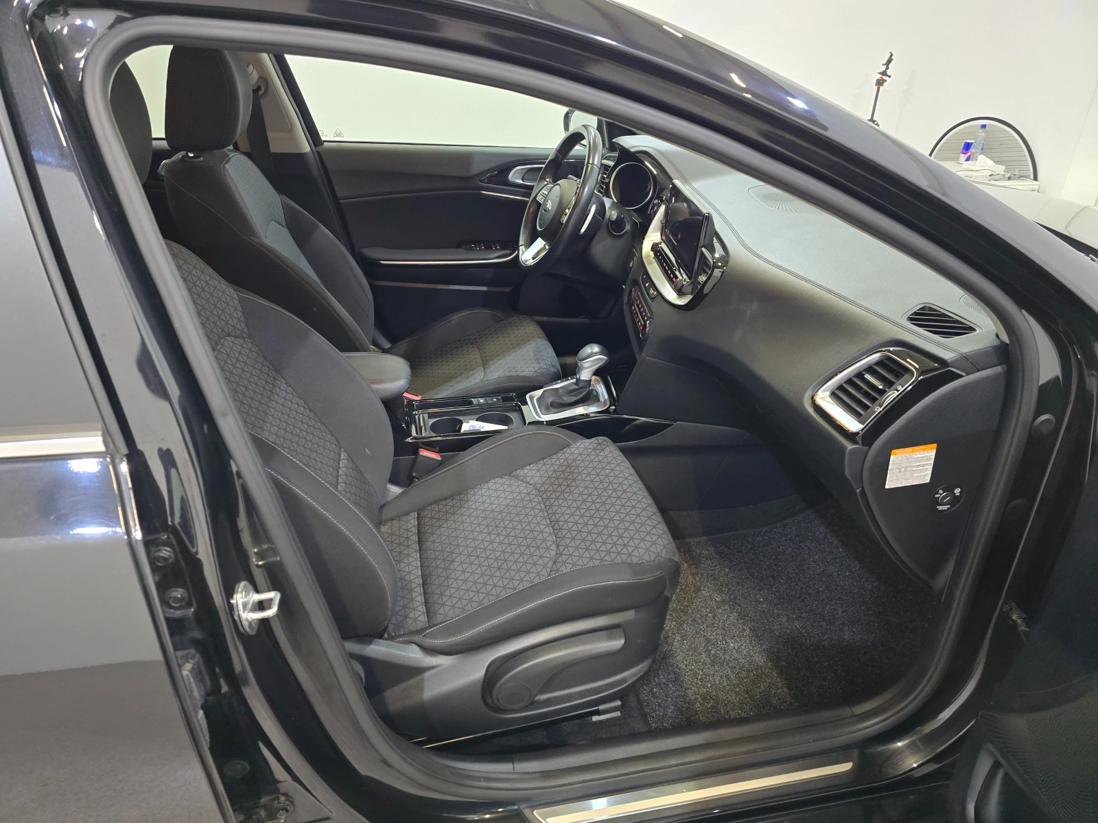 Kia Ceed 1.6 GDi Plug-In Hybrid, снимка 11 - Автомобили и джипове - 53872729