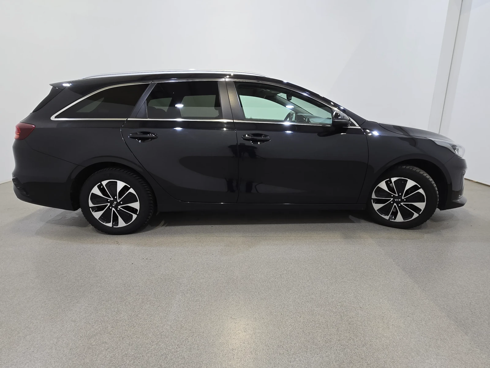 Kia Ceed 1.6 GDi Plug-In Hybrid, снимка 4 - Автомобили и джипове - 53872729