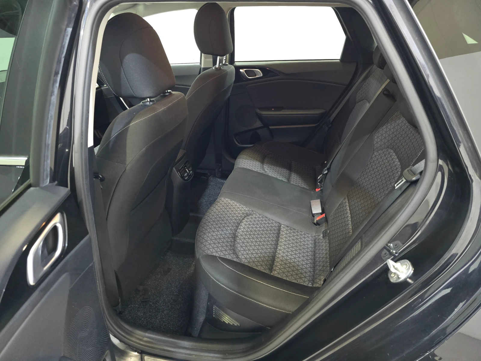 Kia Ceed 1.6 GDi Plug-In Hybrid, снимка 10 - Автомобили и джипове - 53872729