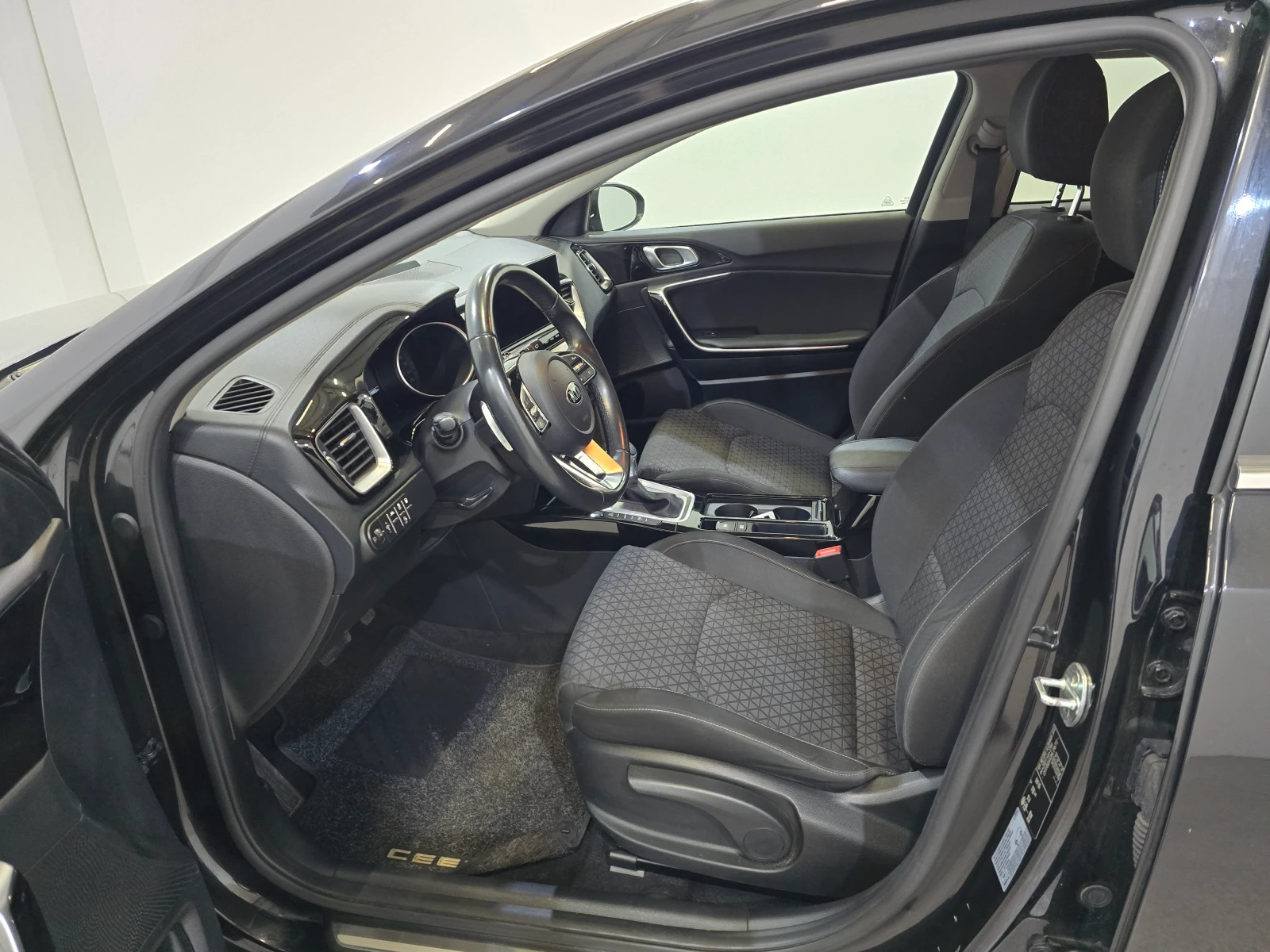 Kia Ceed 1.6 GDi Plug-In Hybrid, снимка 7 - Автомобили и джипове - 53872729