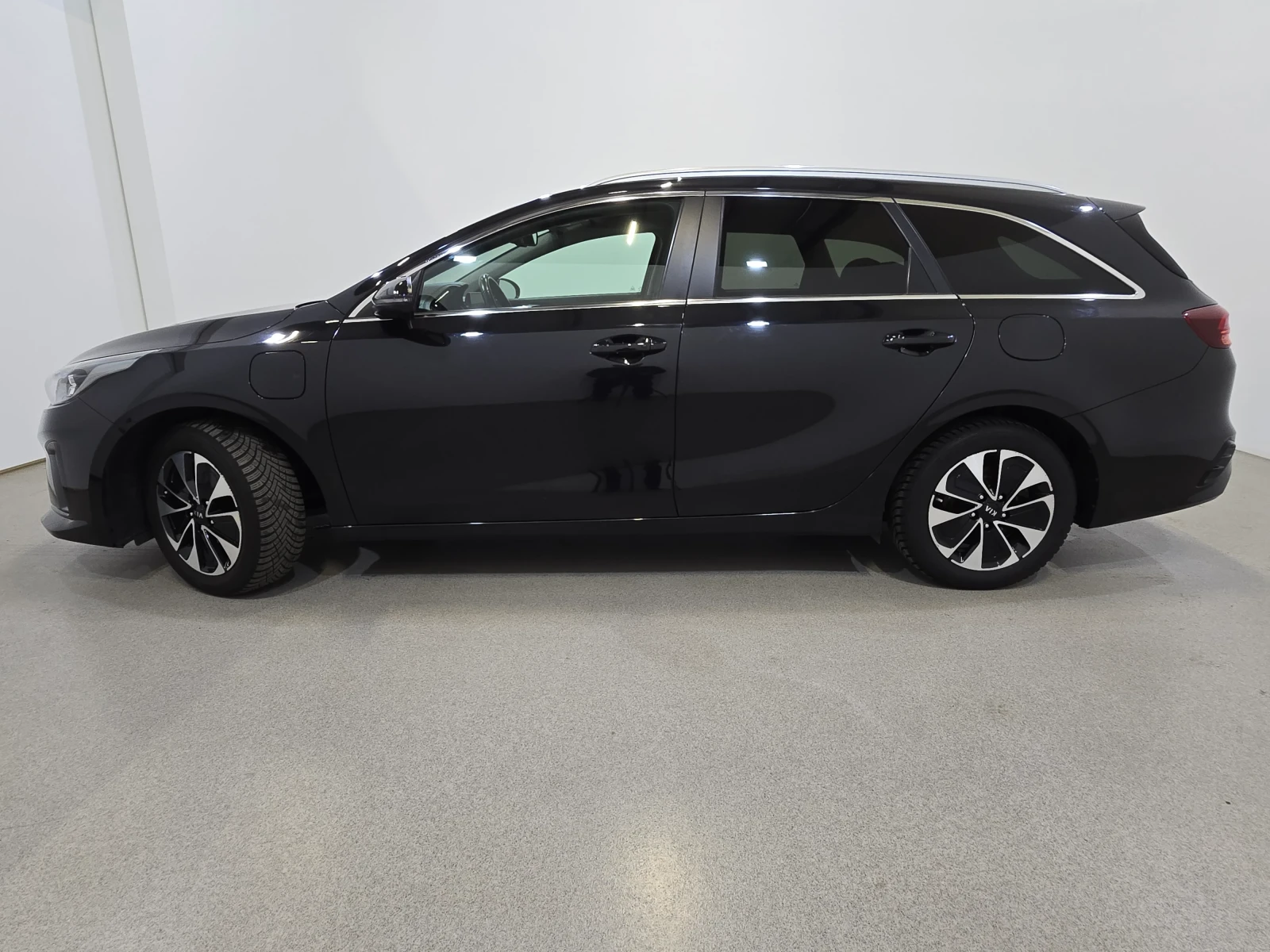 Kia Ceed 1.6 GDi Plug-In Hybrid, снимка 3 - Автомобили и джипове - 53872729