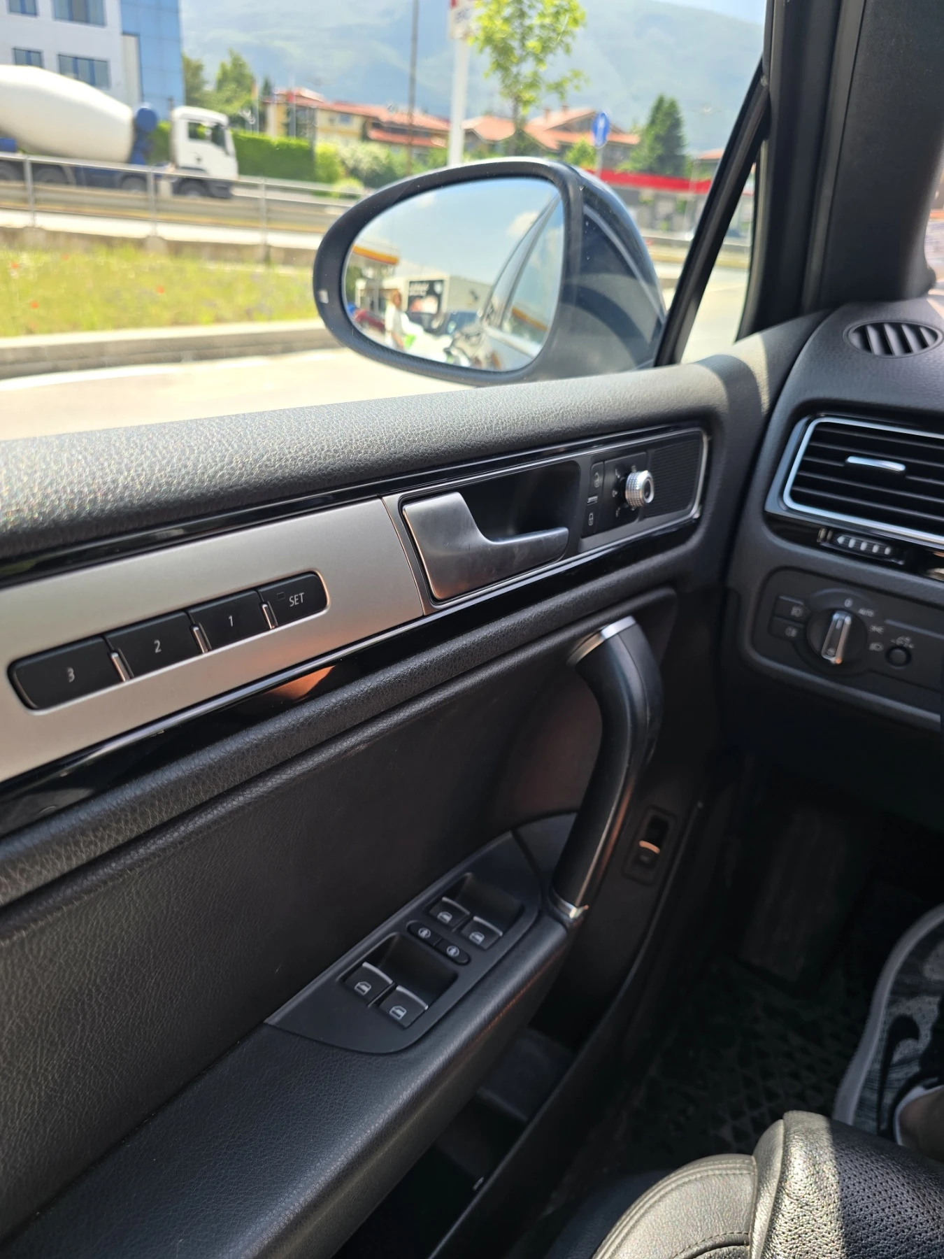 VW Touareg 3.0 TDI, снимка 12 - Автомобили и джипове - 54806457