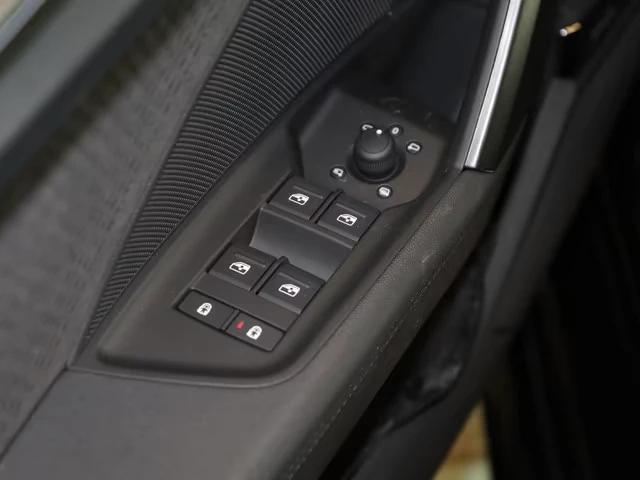 Audi Rs3 FACELIFT* SPORTBACK* SONOS* DISTR* CAM* CARPLAY* , снимка 4 - Автомобили и джипове - 55019918