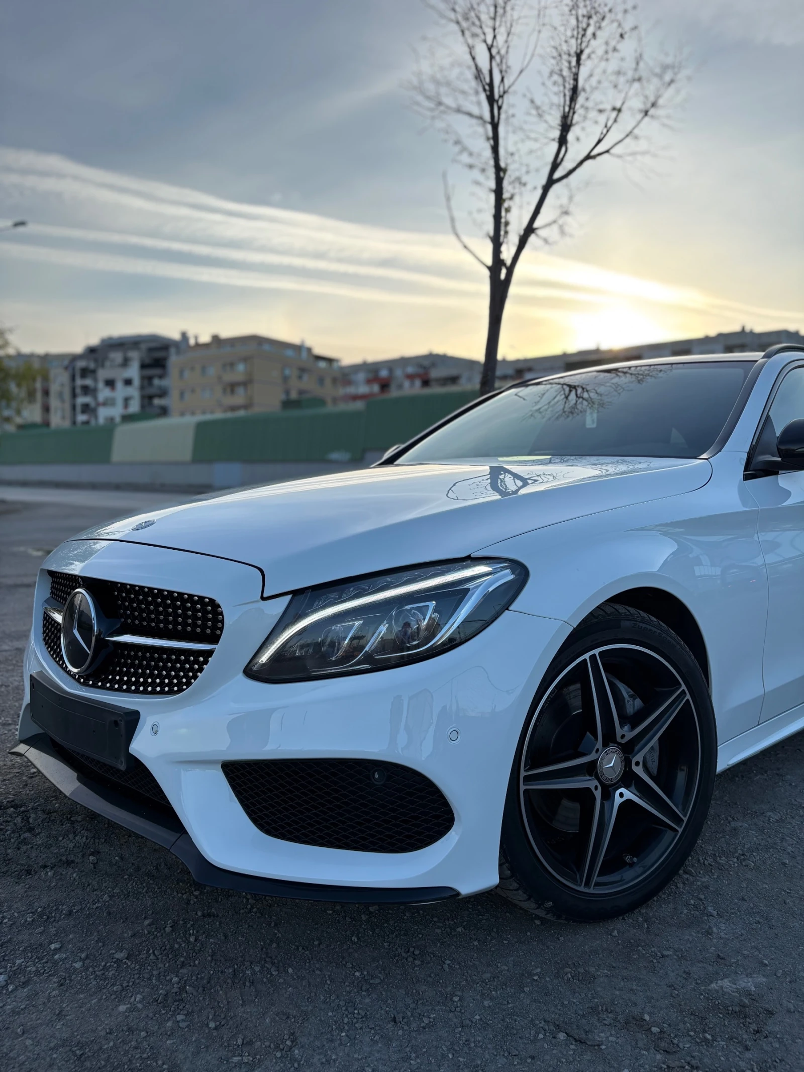 Mercedes-Benz C 220 4MATIC* FULL AMG* PANORAMA* 9G-Tronic* 360 CAMERA - изображение 3