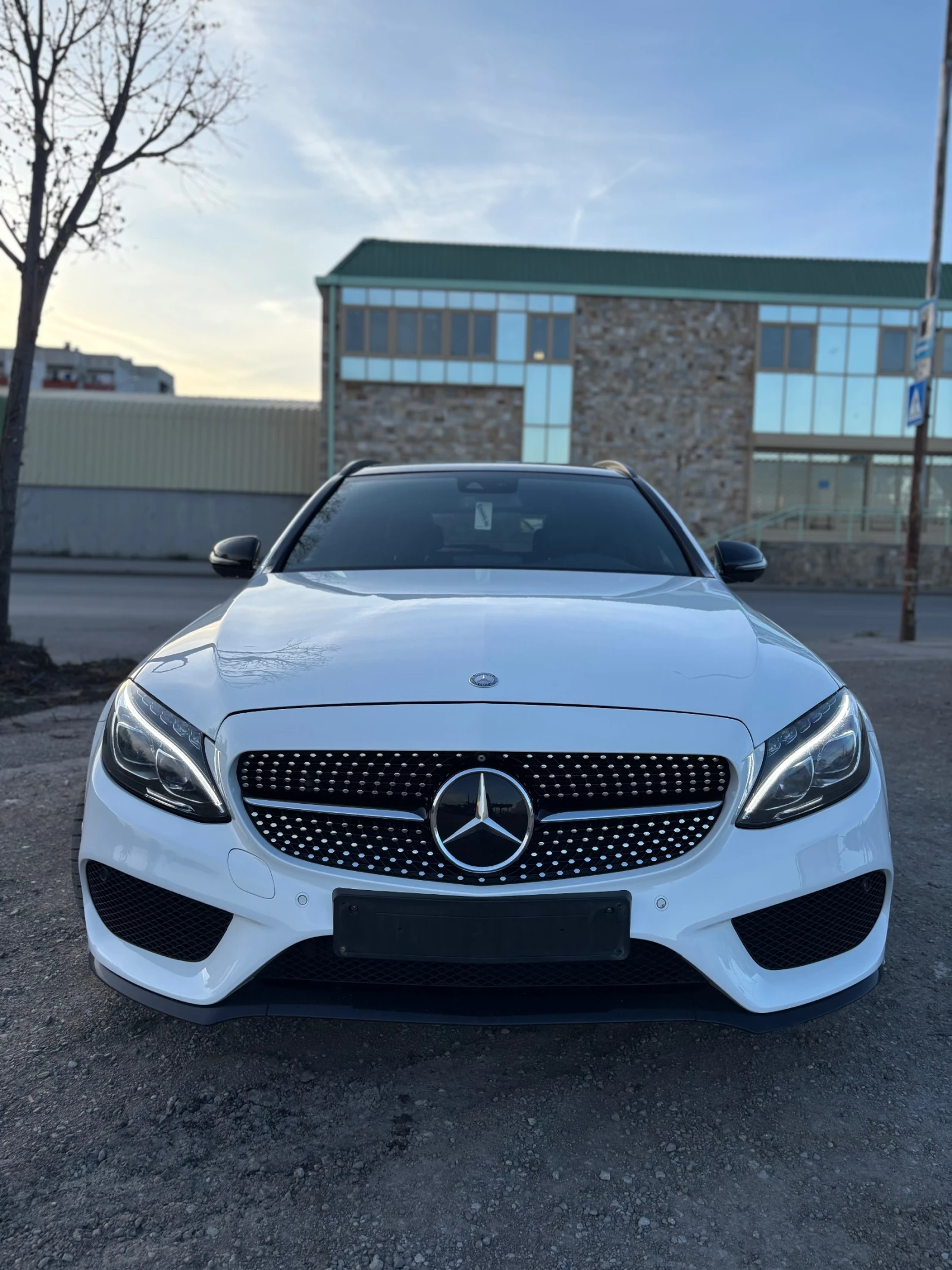 Mercedes-Benz C 220 4MATIC* FULL AMG* PANORAMA* 9G-Tronic* 360 CAMERA - изображение 4