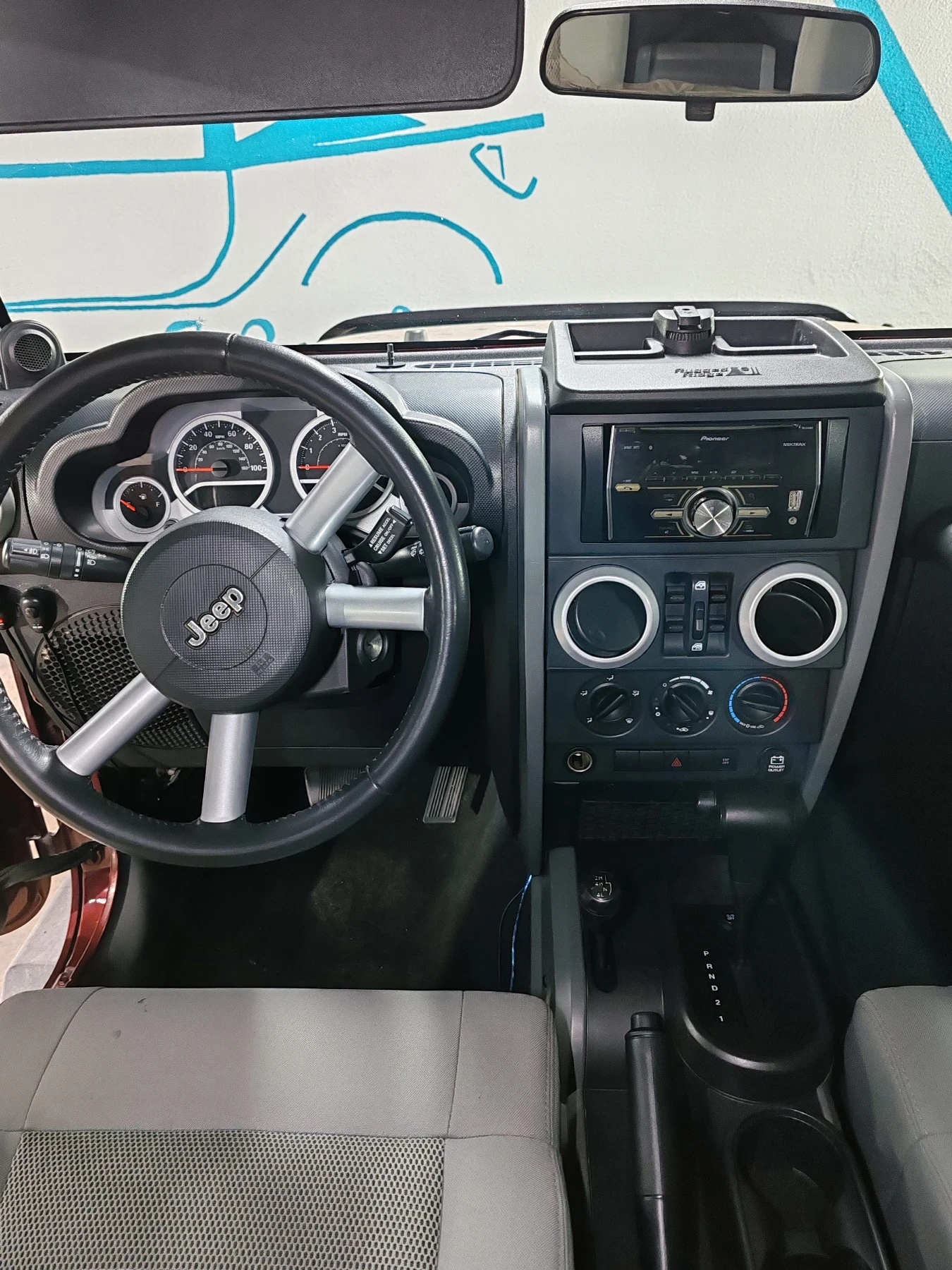 Jeep Wrangler Sahara - изображение 8